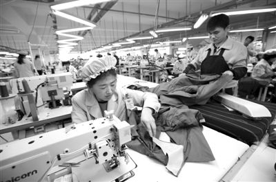 12月19日，朝鮮工人在開城工業(yè)園區(qū)工作。當(dāng)日，由二十國(guó)集團(tuán)（G20）的經(jīng)濟(jì)官員、國(guó)際金融組織相關(guān)負(fù)責(zé)人以及各國(guó)記者等組成的國(guó)際代表團(tuán)訪問工業(yè)園區(qū)。今年4月朝鮮單方面關(guān)閉開城工業(yè)園，9月才宣布重開。新華社發(fā)