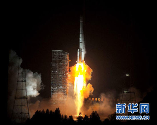 12月21日,載有玻利維亞通信衛(wèi)星的長(zhǎng)征三號(hào)乙運(yùn)載火箭點(diǎn)火發(fā)射。當(dāng)日零時(shí)42分,我國(guó)在西昌衛(wèi)星發(fā)射中心用長(zhǎng)征三號(hào)乙運(yùn)載火箭,成功將玻利維亞通信衛(wèi)星發(fā)射升空,衛(wèi)星順利進(jìn)入預(yù)定軌道。玻利維亞通信衛(wèi)星是該國(guó)擁有的第一顆衛(wèi)星。新華社記者 燕雁 攝