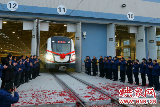 12月28日早上7點(diǎn)39分，編號(hào)為0111的列車(chē)駛出鄭東車(chē)輛段開(kāi)往市體育中心站