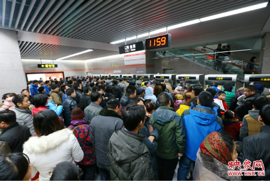 11點59分，紫金山地鐵站售票機前擠滿了買票的市民，場面如同春運