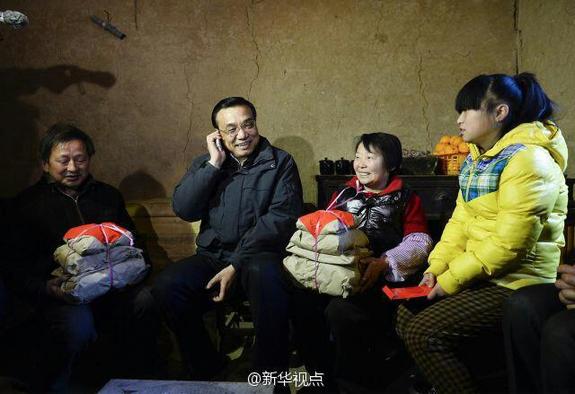 27日，李克強(qiáng)到安康旬陽(yáng)金坡村看望留守兒童。