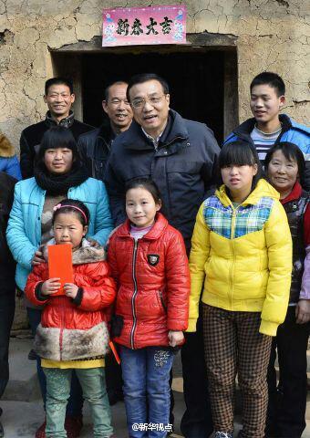 27日，李克強(qiáng)到安康旬陽(yáng)金坡村看望留守兒童。