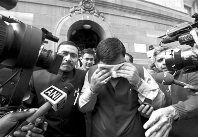 13日，印度議會(huì)下院開會(huì)時(shí)發(fā)生混亂，議員打作一團(tuán)，甚至有議員噴辣椒噴霧，致使不少議員呼吸困難，倉(cāng)促離