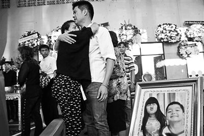 2月24日，泰國曼谷，民眾為在手榴彈襲擊中遇難的兩名兒童舉行葬禮，兩名兒童為姐弟二人，姐姐6歲，弟弟4歲