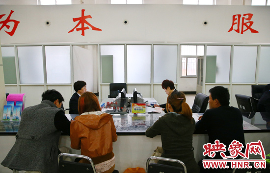 在陽光大廈一樓大廳內(nèi)，分布著人社局、民政局等與群眾利益相關(guān)的民生服務(wù)窗口。