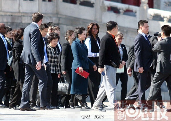 　　3月21日上午，美國總統(tǒng)夫人米歇爾參觀故宮，彭麗媛陪同。彭麗媛一身湖藍色裙裝，米歇爾黑白色職業(yè)裝