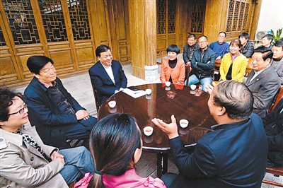 3月23日，劉云山在陜西省咸陽(yáng)市禮泉縣煙霞鎮(zhèn)袁家村與基層干部群眾座談，聽(tīng)取對(duì)教育實(shí)踐活動(dòng)的意見(jiàn)建議。