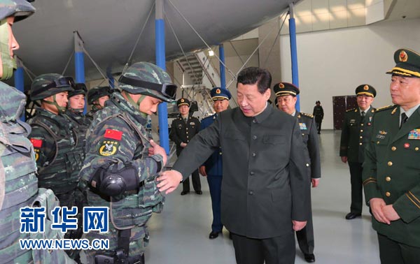 這是習(xí)近平同特戰(zhàn)隊員親切交談，詳細(xì)詢問他們的教學(xué)訓(xùn)練和生活情況。