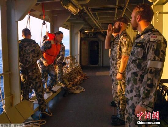 　據(jù)澳大利亞海軍4月11日發(fā)布的圖片顯示，中澳海軍海上聯(lián)合搜尋失聯(lián)客機(jī)。據(jù)悉，澳大利亞總理當(dāng)天表示，澳方執(zhí)行搜尋失聯(lián)客機(jī)任務(wù)的搜救人員已獲知黑匣子的大致位置。