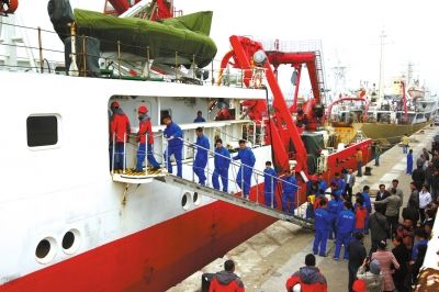  4月8日，“科學號”科學考察船從青島市中苑碼頭啟航，赴沖繩海槽區(qū)域進行科學考察。圖/CFP