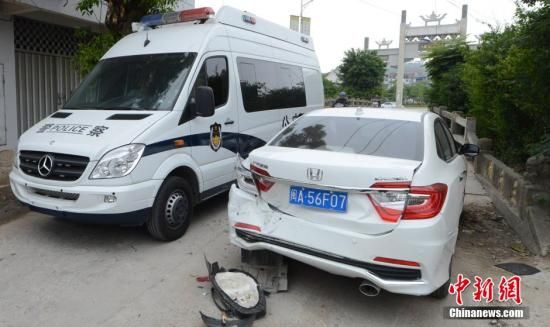  4月28日，福建省福州市閩侯縣發(fā)生一起惡性駕車撞人事件，圖為被撞車輛損毀嚴重。經(jīng)初查，該肇事男子叫林某新（漢族，37歲，福州長樂人），因婚姻問題，情緒失控，駕車從閩侯縣青口鎮(zhèn)往尚干鎮(zhèn)方向，沿奔馳大道行駛，連續(xù)撞人。中新社發(fā) 劉可耕 攝