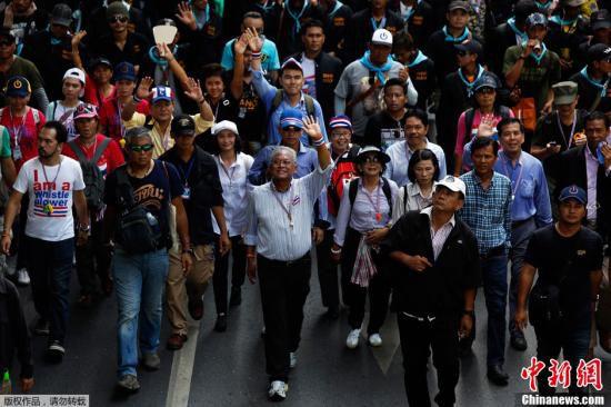 5月9日，泰國反政府示威者在素帖（中）的領(lǐng)導(dǎo)下在曼谷市中心游行。