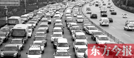 21日，鄭州市中州大道，大量擁堵的汽車(chē)將寬寬的道路變成“停車(chē)場(chǎng)”