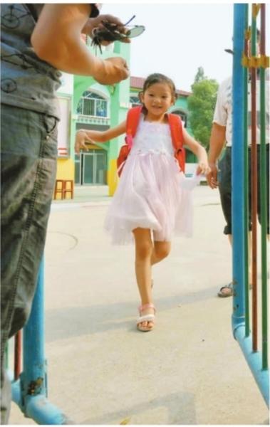 　　昨日，潛江市浩口鎮(zhèn)第三小學(xué)已被戒嚴(yán)，下午幼兒園學(xué)生放學(xué)時(shí)，一些家長前來接孩子