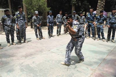 　5日，伊拉克巴格達，新招募的安全部隊成員進行訓練。