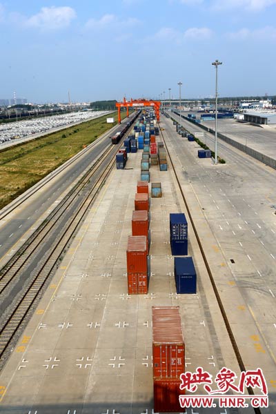 深處中原腹地的鄭州卻提出了一個響亮的口號，要打造成為中西部地區(qū)對外貿易的“無水港”。