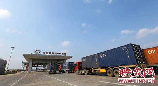 一頭連著生產(chǎn)，一頭牽著消費，現(xiàn)代物流業(yè)成為經(jīng)濟運行的血脈。