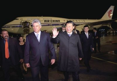 21日晚,習近平乘坐的專機抵達哈瓦那何塞·馬蒂國際機場。古巴國務委員會第一副主席兼部長會議第一副主席