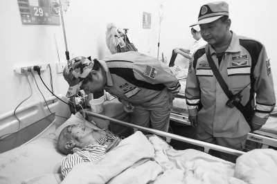 緊張的救援間隙，中國緊急救援河南基地的隊(duì)員還探望了被救的84歲老人。