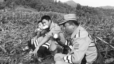 饑餓難忍，中國緊急救援河南基地的救援隊(duì)員在已毀的玉米地里撿拾生玉米吃。