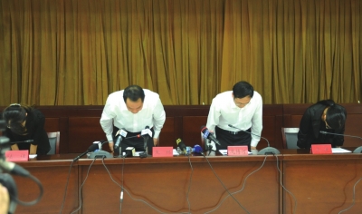 昆明通報(bào)明通小學(xué)踩踏事故原因，官員鞠躬致歉。圖/東方IC