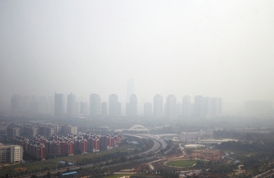 玉米秸稈煙淹了“大玉米”10月7日，霧霾籠罩下的鄭東新區(qū)CBD。