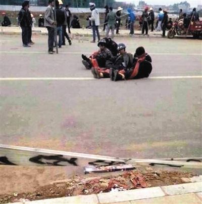 14日，沖突現(xiàn)場，幾名頭戴鋼盔的人被捆綁著。圖/東方IC