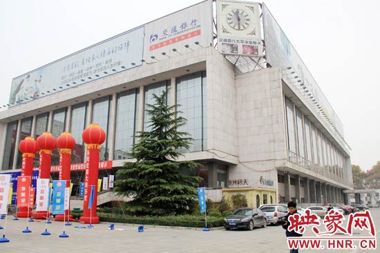 11月28日，記者從鄭州市政府獲悉，河南省人民會堂決定拆除違法存在10多年的巨型樓頂廣告。