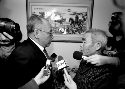 15日，內(nèi)蒙古高院副院長趙建平（左）帶隊(duì)向呼格吉勒圖父母送達(dá)再審法律文書。