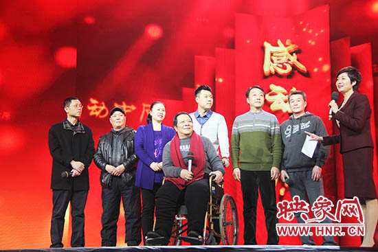 接力照顧高位截癱患者高新海的“隴海大院”愛(ài)心集體鄰居們。