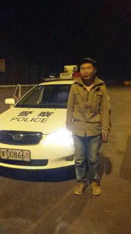 男子被父親拋棄后，在高速交警的幫助下才得以回家。