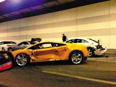 一目擊者出示照片，隧道內(nèi)，事發(fā)時(shí)還停著多輛車(chē)，其中一輛黃色豪車(chē)車(chē)門(mén)明顯內(nèi)凹，另一白色車(chē)車(chē)尾損毀嚴(yán)重。