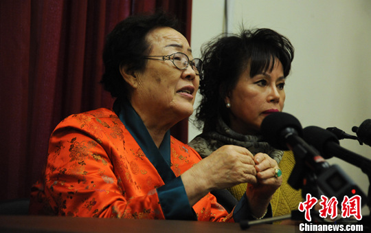 圖為慰安婦受害者李容洙（Lee Yong Soo。圖左）發(fā)表講話，要求安倍正式道歉。