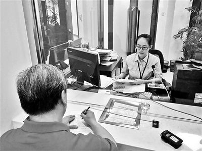 昨天，第一位行政案件立案者冀先生在立案大廳窗口前立案