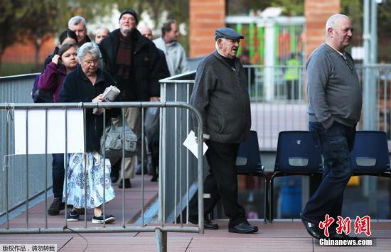 2015年英國(guó)大選投票已經(jīng)于當(dāng)?shù)貢r(shí)間5月7日早7點(diǎn)(北京時(shí)間7日下午14時(shí))開(kāi)始。選民將在首相卡梅倫領(lǐng)導(dǎo)的保守黨、米利班德領(lǐng)導(dǎo)的工黨及其他一些小黨中做出抉擇，投票結(jié)果將于8日出爐。