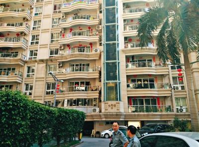 泉州鬧市區(qū)刺桐路上一小區(qū)。5月5日凌晨，泉州安監(jiān)局調(diào)研員謝清平在7號(hào)樓自殺。