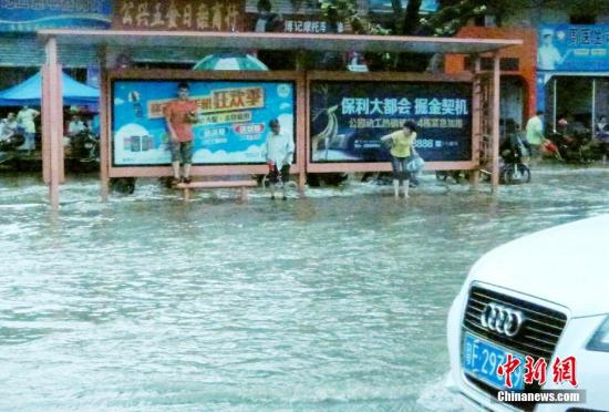 圖為暴雨持續(xù)兩小時，韶關(guān)市區(qū)又變“水城”。陳惠賢 攝