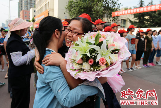 考試結(jié)束，考生與家長深情的擁抱