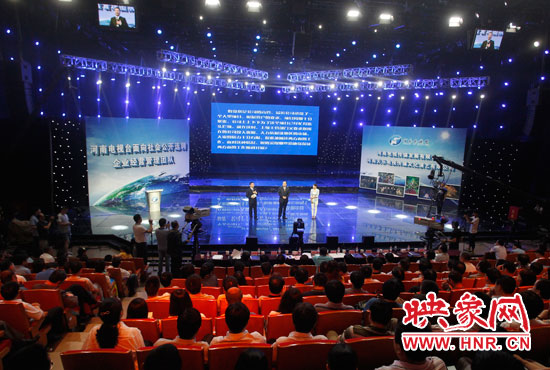 16日上午，河南電視臺(tái)1500平米演播廳內(nèi)座無(wú)虛席。