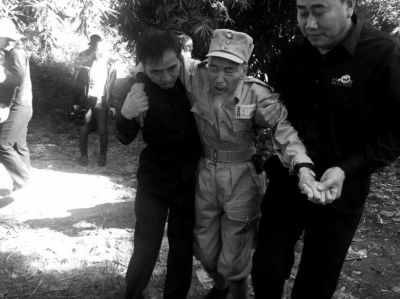 89歲老兵繆焜得知不能接到遺骸后嚎啕大哭。組織方供圖