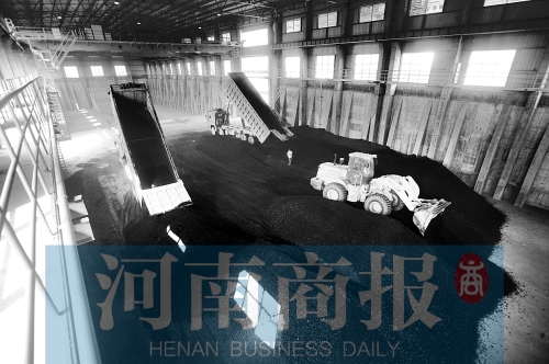大量煤炭運(yùn)往南區(qū)供熱站，為今冬供暖做準(zhǔn)備 河南商報(bào)記者 鄧萬(wàn)里/攝