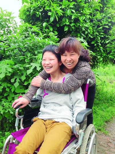 黃揚(yáng)和母親許秀梅在陽光下好開心。（黃珊攝）