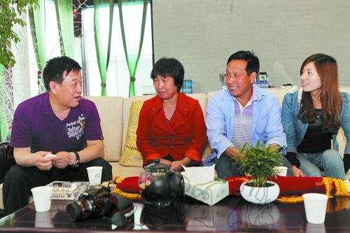 網(wǎng)友“奇石頑童”與牛松玲、郭新成夫婦