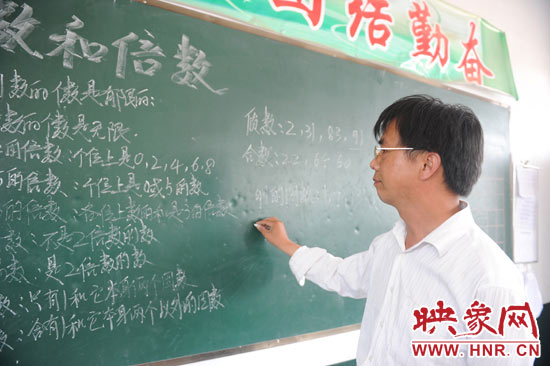 王格現(xiàn)在給5年紀(jì)的孩子們上課。