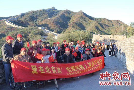 旅游對(duì)于殘疾人朋友來(lái)說(shuō)比正常人要困難許多，2011年，劉小琴帶領(lǐng)殘障朋友登上了長(zhǎng)城。