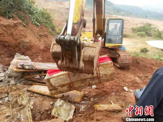 圖為“官墓”被移走。　嚴(yán)初 攝