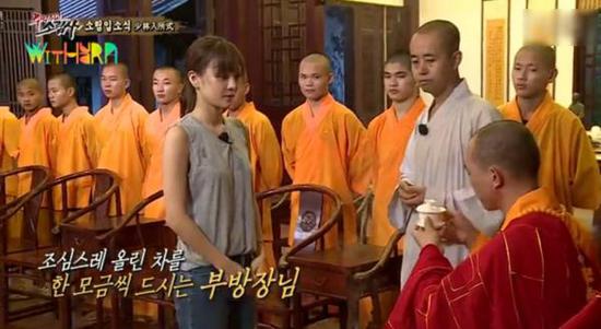 圖為具荷拉向方丈奉茶。