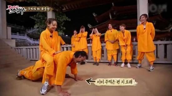 陸重烷接受懲罰做俯臥撐，女星具荷拉坐其背上。