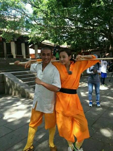 這些參加節(jié)目的女星當(dāng)中既有歌手，又有演員，都是時尚年輕且受歡迎的女星。