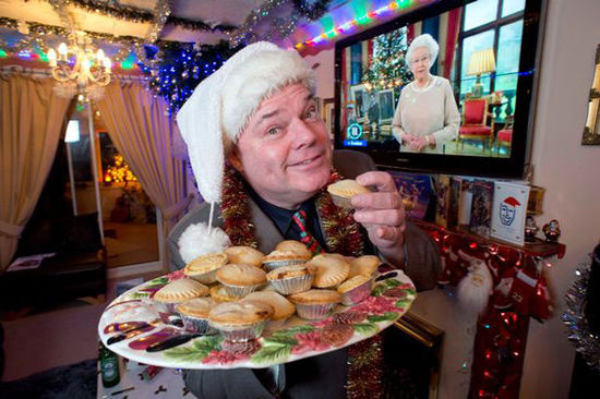 病態(tài)！英男子連續(xù)22年每日過(guò)圣誕耗資2千萬(wàn)元